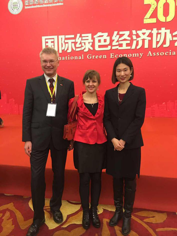  捷斯中合作協(xié)會(huì )監事會(huì )員Rudolf Zachoval（左一）、Sarka Zhang（左二）與 仟億達劉總（右一）合影