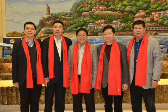仟億達集團董事長(cháng)鄭兩斌（左一）、陜西廈門(mén)商會(huì )會(huì )長(cháng)陳信雄（左二）、與廈門(mén)市人原副主任汪興裕（正中）、廈門(mén)駐京辦主任王飛（右二）廈門(mén)企業(yè)商會(huì )會(huì )長(cháng)蔣清林（右一）
