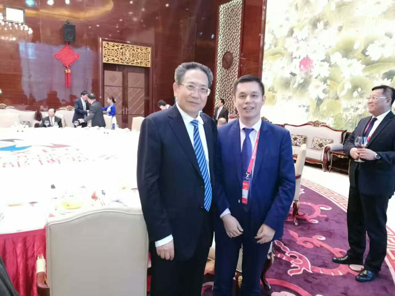 安徽省委書(shū)記、省人常委會(huì )主任李錦斌（左）仟億達集團董事長(cháng)鄭兩斌（右）與合影留念