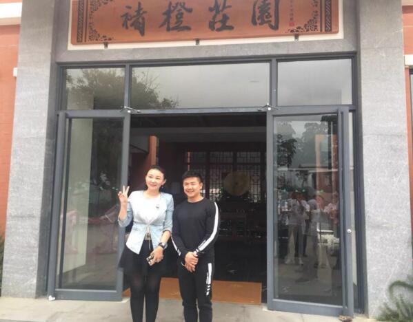 仟億達集團總裁(左)與型動(dòng)體育始人、奧運陳一冰(右)